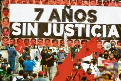 A 7 años, protestan en CDMX por desaparición de los 43
