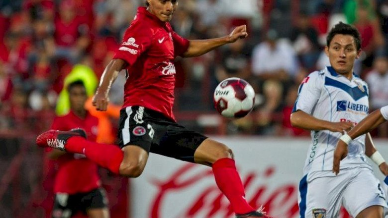 AFICIÓN DE TIJUANA EN ESPERA DE QUE SE ABRA ESTADIO CALIENTE