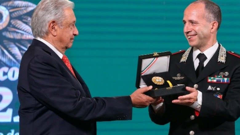 AMLO condecora a comandante de carabineros italiano, Roberto Riccardi