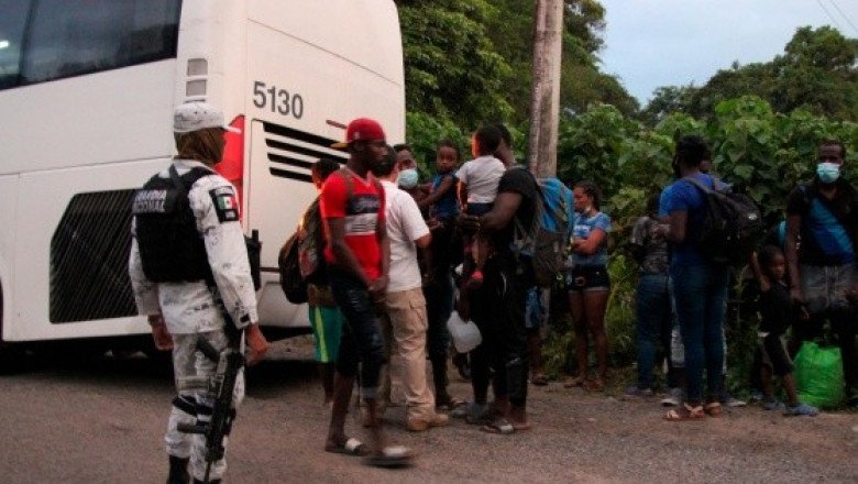 AMLO pide a empresas transportistas que no trasladen a inmigrantes