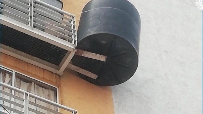 Cuelgan tinaco en balcón de un quinto piso en CDMX; vecinos advierten peligro
