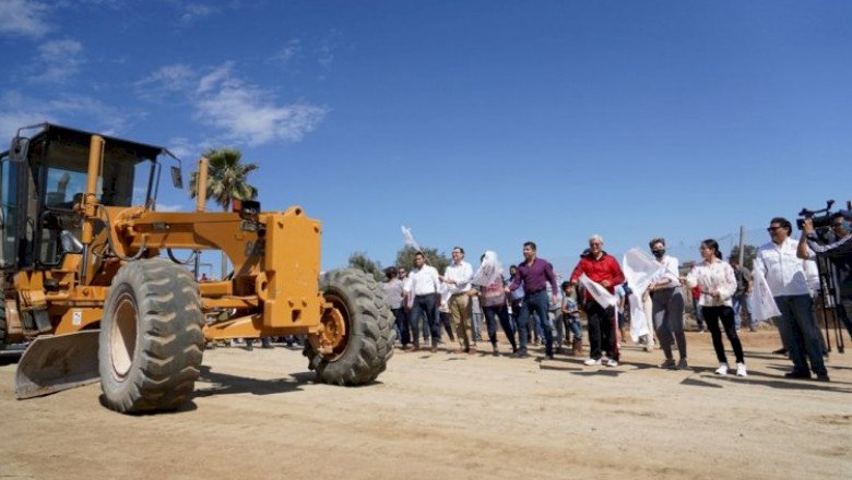 Dan Ayala y Bonilla banderazo a la pavimentación de la calle Nueva Inglaterra