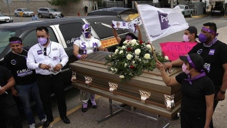 Dentro de un ataúd: así arranca su campaña un candidato a diputado en Ciudad Juárez