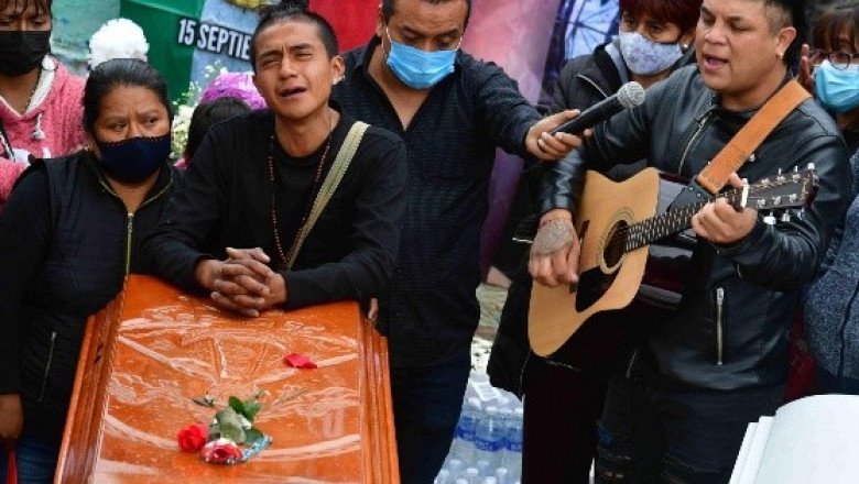 "Donde veas esta cruz ahí estaré yo": Sepulta a esposa e hijo, víctimas del Chiquihuite