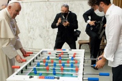 En imágenes: El Papa Francisco juega futbolito tras su Audiencia General