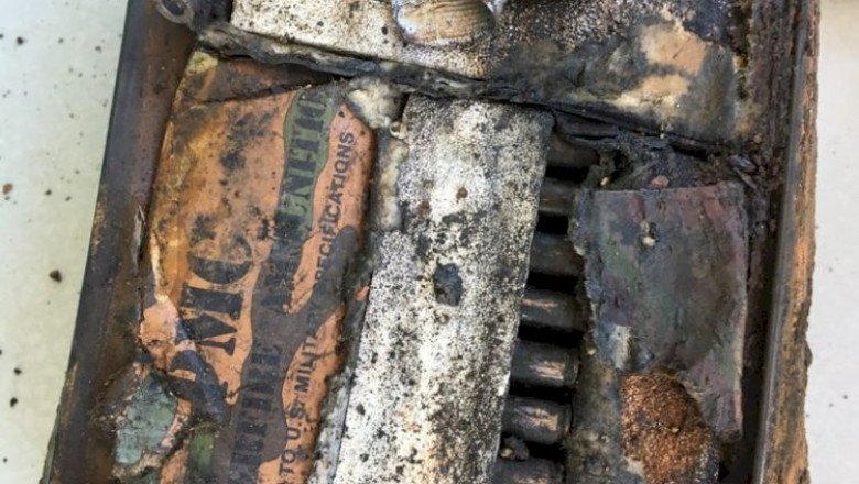 Encuenta Marina cajas con municiones a bordo de una embarcación hundida