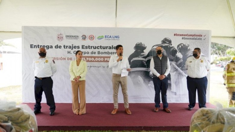 Entregan Gobierno de Ensenada y ECA trajes estructurales para los bomberos