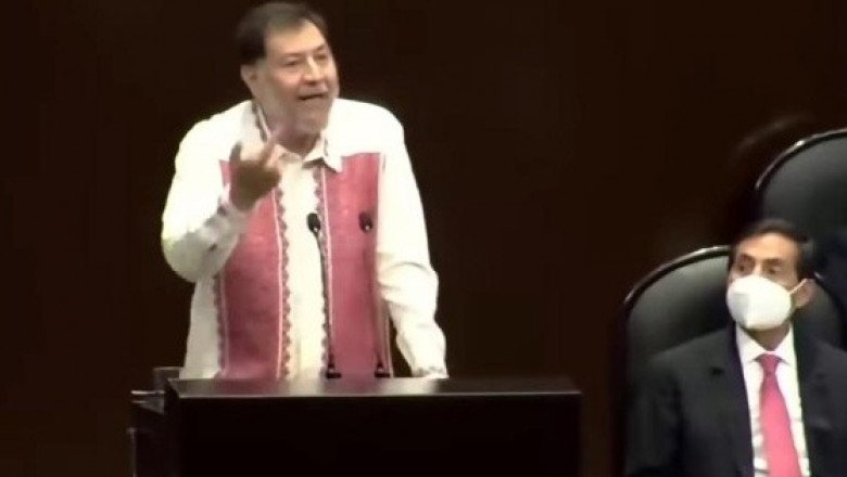 Fernández Noroña lanza seña obscena en Cámara de Diputados