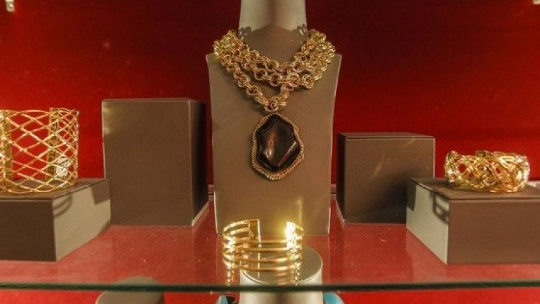 Hombre asalta en patineta una joyería en París y se lleva millonario botín