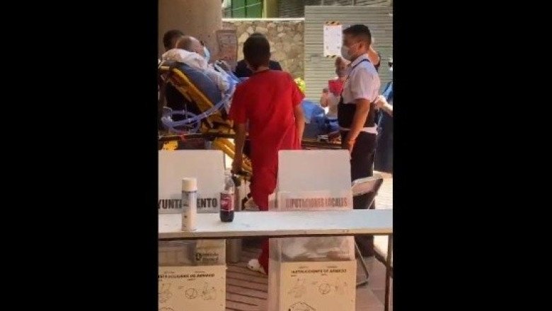 Hombre de la tercera edad de Guadalajara asiste a votar en camilla