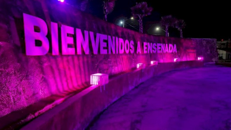 Iluminan nodos y monumentos en apoyo a la lucha contra el cáncer de mama