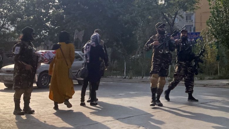 Los talibanes disparan al aire para dispersar una manifestación de mujeres en Kabul