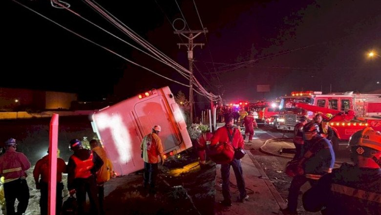 Murieron siete personas tras la volcadura de un camión  en Rosarito