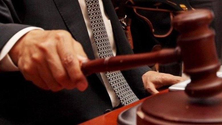 Padres pagarán casi 30 mil dólares a su hijo por tirarle su colección de porno