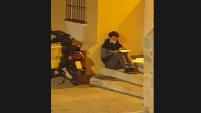 Se hace viral imagen de un repartidor que estudia bajo una farola