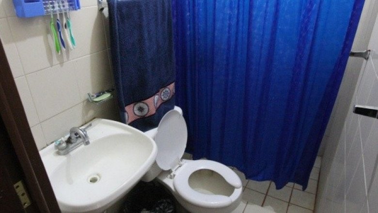 Serpiente muerde en genitales a hombre sentado en el inodoro