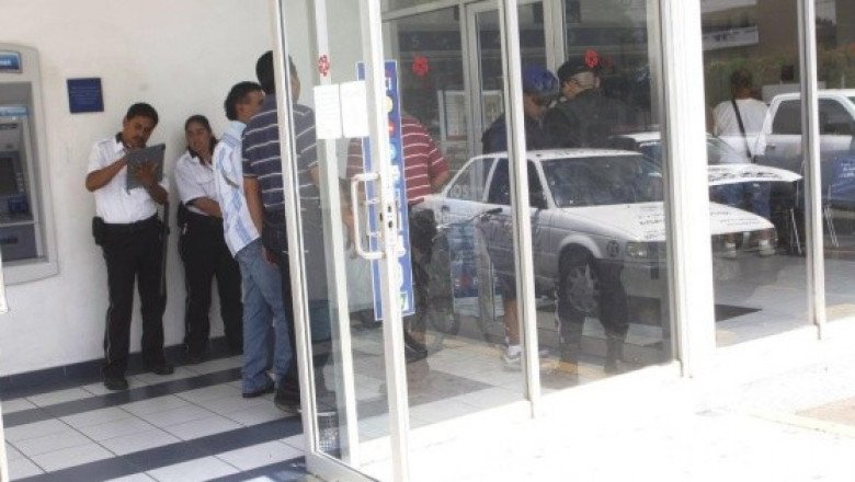 Asaltantes de banco en Veracruz colocan explosivo falso a rehén