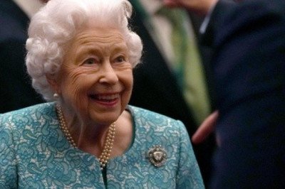 Dudan de salud de la reina Isabel tras hospitalización