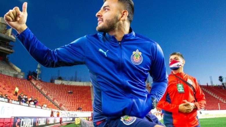 ¡Lo sorprendieron! Alexis Vega recibe curioso regalo de aficionado en Tijuana (VIDEO)