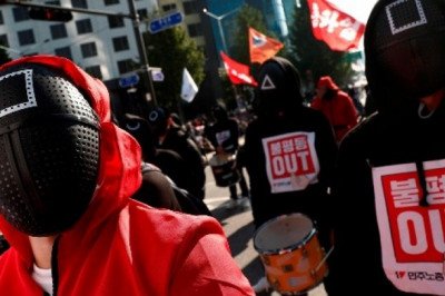 Se manifiestan contra el gobierno de Corea del Sur al estilo de “El juego del calamar”