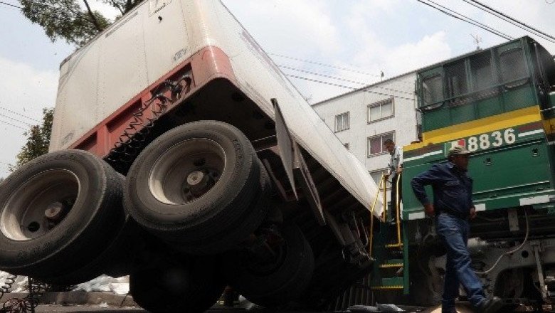 Tren impacta a tráiler que quiso ganarle el paso en Tamaulipas