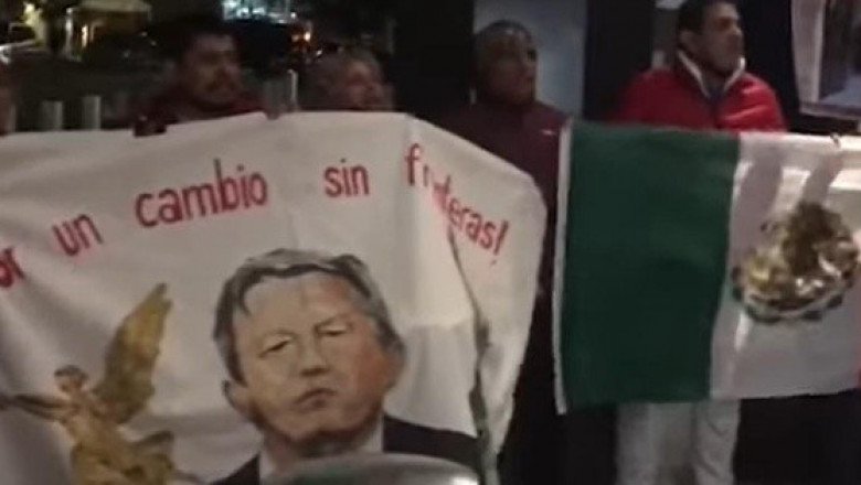 AMLO llega a Nueva York entre gritos de "reelección" y Las Mañanitas