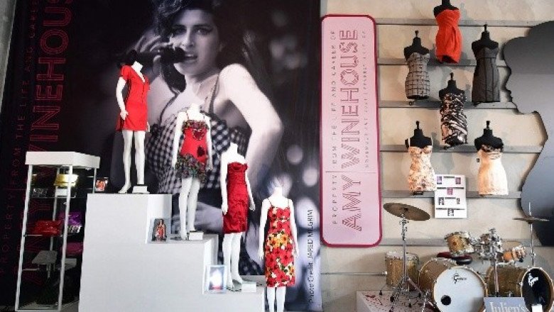 ¿Lo comprarías? Subastan vestido de Amy Winehouse