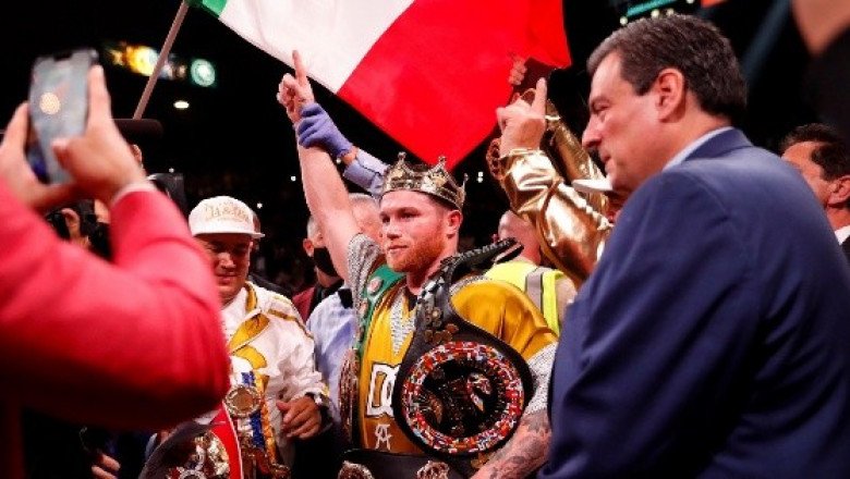 No canta mal las rancheras: "Canelo" enternece las redes con serenata a su esposa