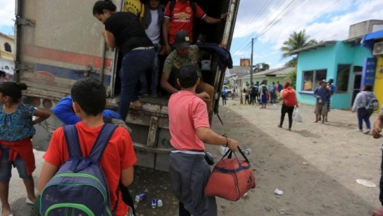 Policías hallan a 86 migrantes dentro de tractocamión en Edomex