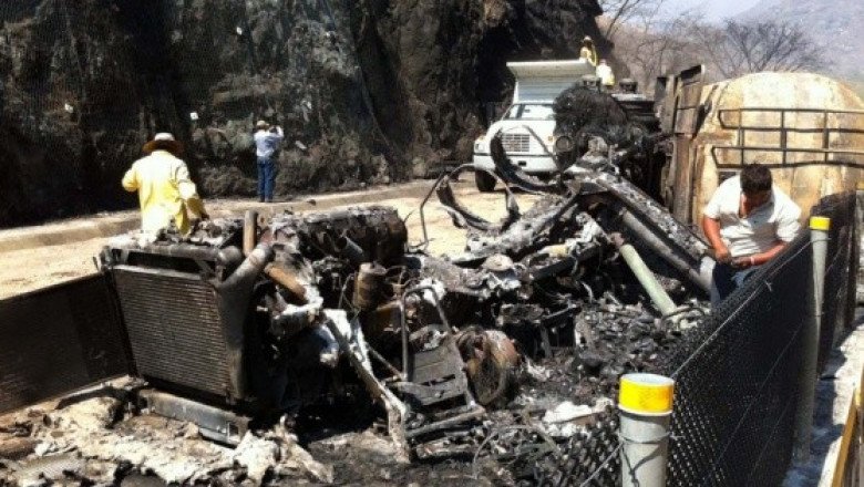 Tráiler embiste vehículos en la México-Puebla; mueren al menos 15 personas