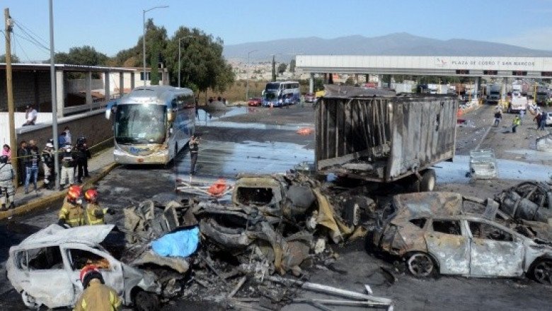 Un tráiler embiste vehículos en la México-Puebla y deja 19 muertos