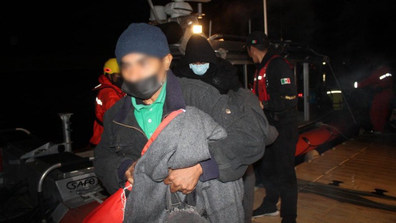 Rescatan a 18 náufragos a la deriva