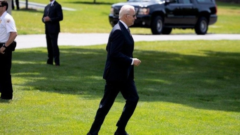Biden se cae de la bicicleta durante un paseo por la playa