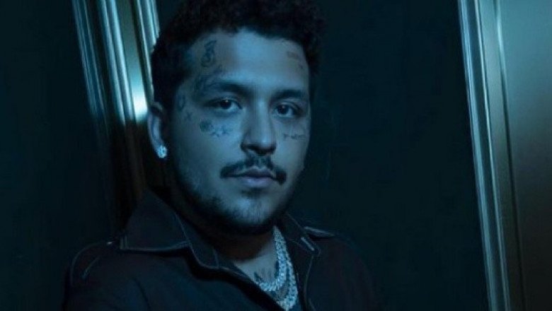 ¿En honor a Cazzu? Nodal se hace otro tatuaje en la cara