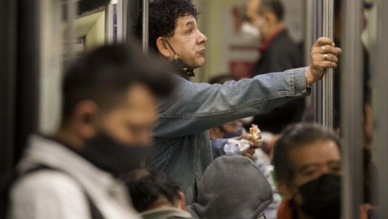 Hombre entrega a autoridades fajo de billetes que encontró en el Metro