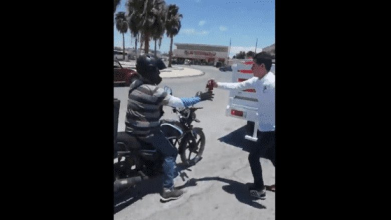 Regalan "caguamas" por el Día del Padre, "menos a los que no dan pensión" (VIDEO)