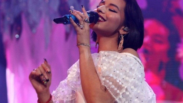 Viral: Pepe Aguilar regaña a su hija Ángela en pleno concierto... ¡Por su escote!