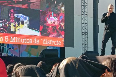 Da conferencia Sebastián Marroquín, hijo de Pablo Escobar, a estudiantes de bachillerato