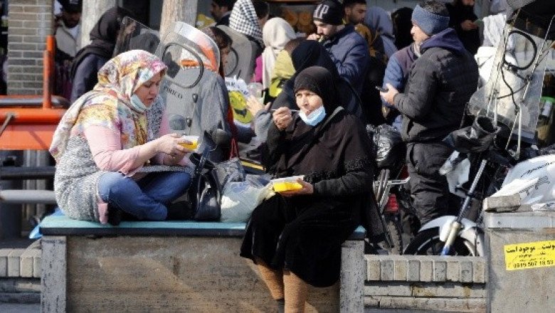 Arrestan a tres mujeres periodistas en medio de las protestas en Irán