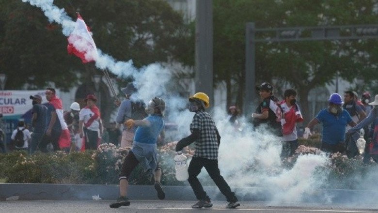 Manifestantes enfrentan a policía en Perú y bloqueos causan escasez