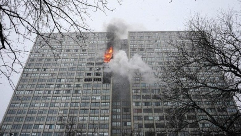 Un muerto en incendio en edificio departamental de Chicago