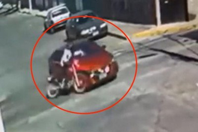 VIDEO | El momento exacto en que un motociclista sale volando tras ser embestido por un auto