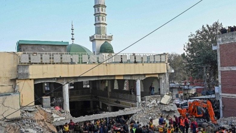 Explosión dentro de mezquita en Pakistán deja al menos 28 muertos y 150 heridos