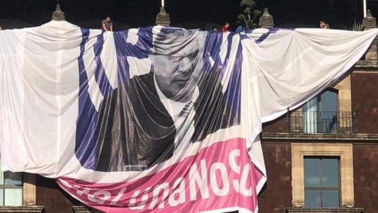 Colocan lona de García Luna en el Zócalo y ciudadanos la quitan