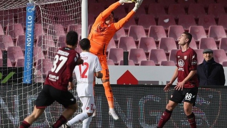 Guillermo Ochoa sale de la banca y regresa su buena racha en la Salernitana