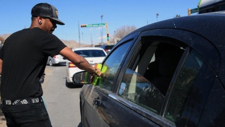 En medio de extorsiones, migrantes intentan subsistir en Ciudad Juárez