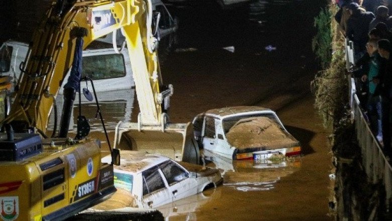 Suben a 18 los muertos por inundaciones en zona de terremoto en Turquía