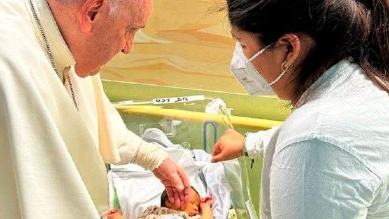 Aún en el hospital, el Papa Francisco visita a niños y hasta bautiza a un bebé