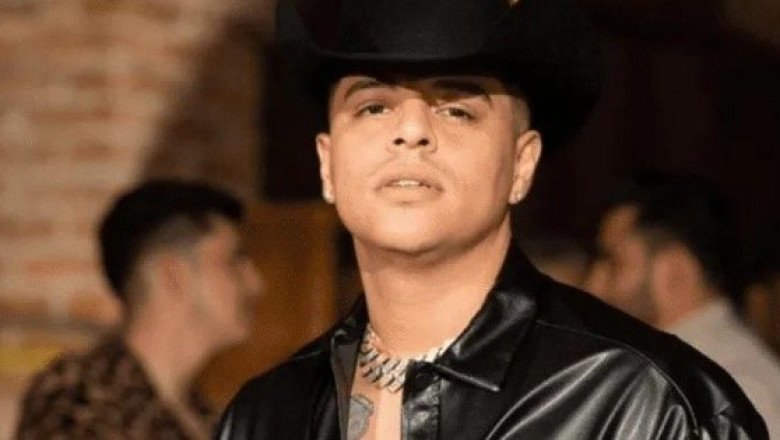 Eduin Caz se lleva gran susto en uno de sus conciertos con un machete (VIDEO)