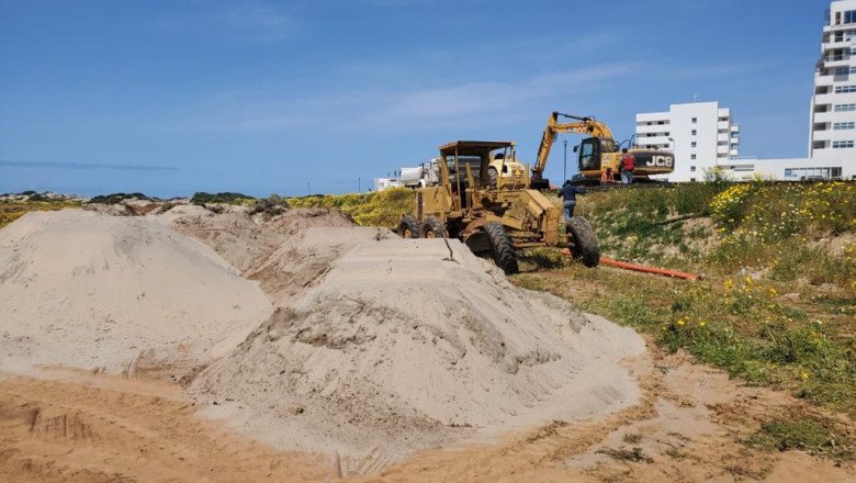 Maquinaria pesada removía dunas en playa Pacíica